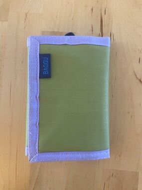 BAGGU Nylon Wallet in Olive Green with Lavender Edge